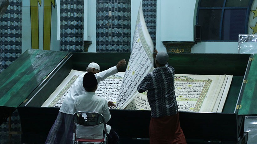 Ramadan, Umat Muslim Tadarus Alquran Berukuran Raksasa di Banyuwangi - Bagian 1
