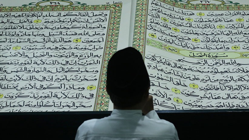 Ramadan, Umat Muslim Tadarus Alquran Berukuran Raksasa di Banyuwangi - Bagian 2