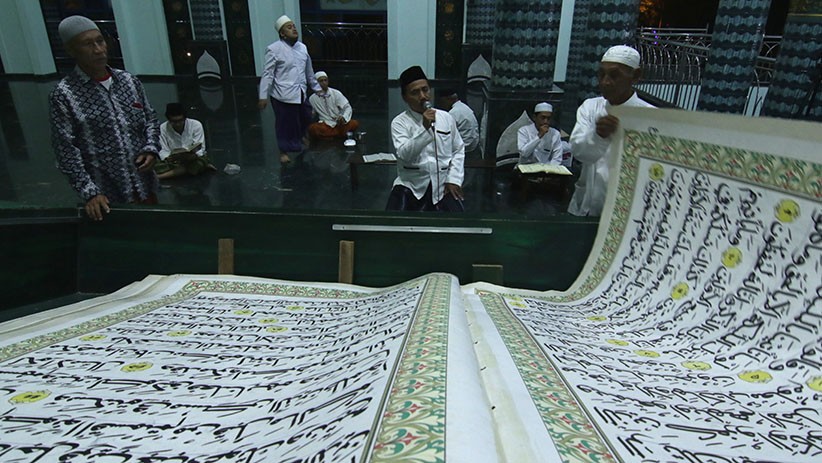 Ramadan, Umat Muslim Tadarus Alquran Berukuran Raksasa di Banyuwangi - Bagian 3