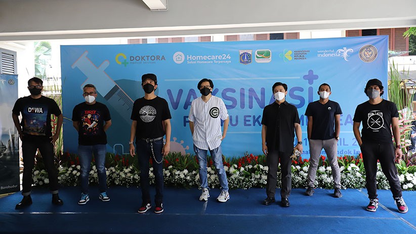 Sandiaga Uno dan Angela Tanoesoedibjo Tinjau Vaksinasi Pelaku Pariwisata - Bagian 4