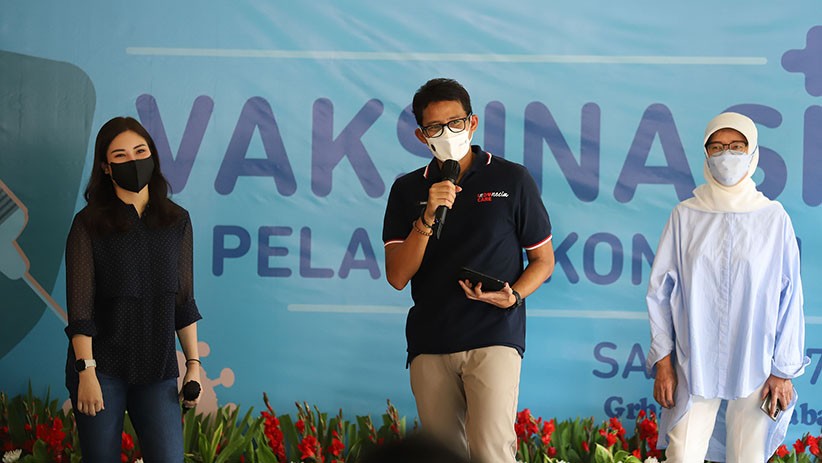 Sandiaga Uno dan Angela Tanoesoedibjo Tinjau Vaksinasi Pelaku Pariwisata - Bagian 1