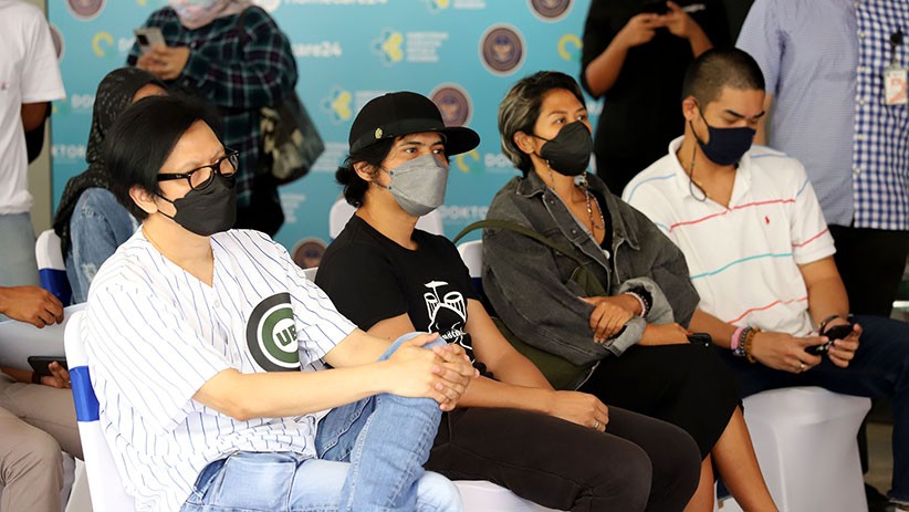 Sandiaga Uno dan Angela Tanoesoedibjo Tinjau Vaksinasi Pelaku Pariwisata - Bagian 5
