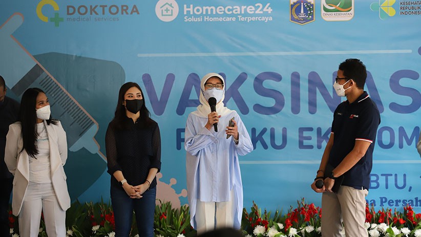 Sandiaga Uno dan Angela Tanoesoedibjo Tinjau Vaksinasi Pelaku Pariwisata - Bagian 2