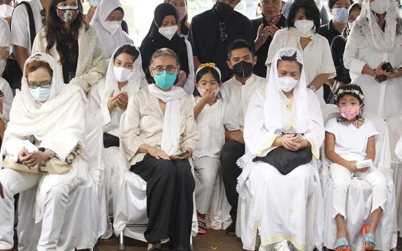 Tangis Duka Dian Sastro Iringi Pemakaman Adiguna Sutowo - Bagian 6