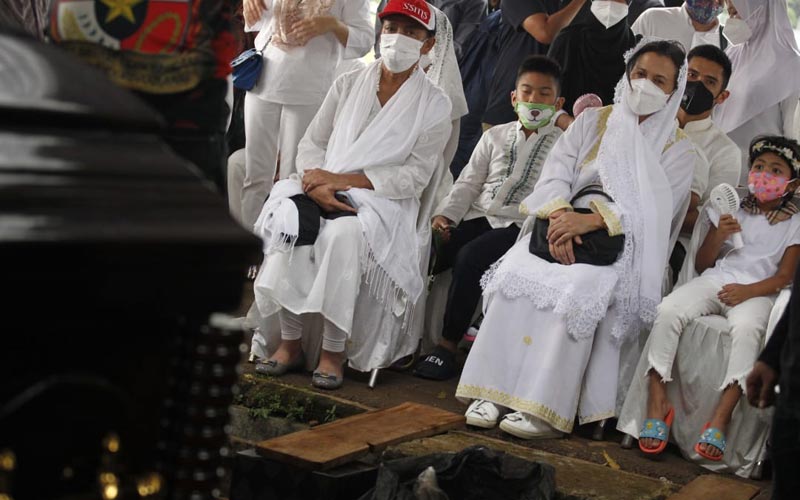  Tangis Duka Dian Sastro Iringi Pemakaman Adiguna Sutowo - Bagian 3