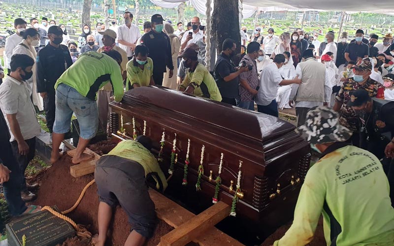 Diantar Ratusan Pelayat, Jenazah Adiguna Sutowo Dimakamkan di TPU Tanah Kusir - Bagian 1
