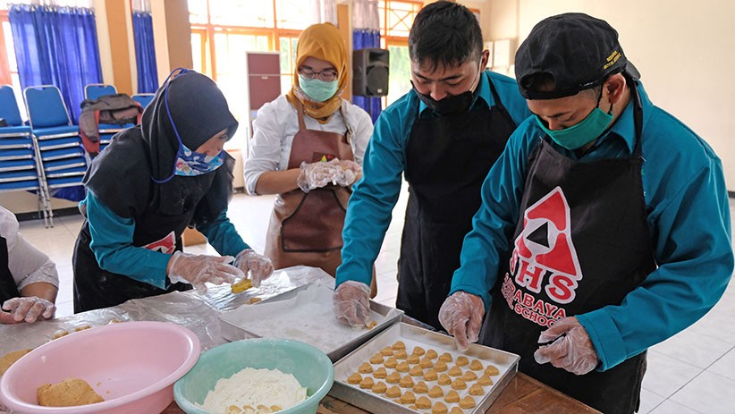 Tingkatkan Keterampilan, Penyandang Disabilitas Belajar Membuat Kue Kering - Bagian 1