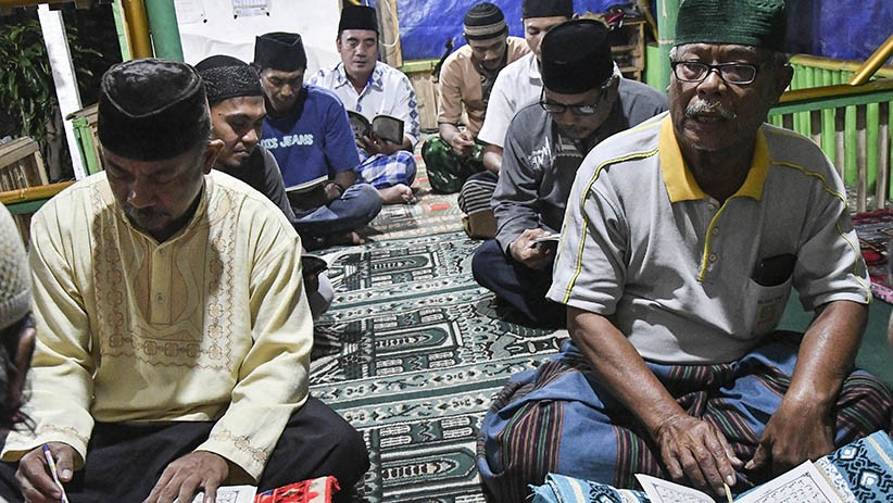 Potret Lansia Belajar Membaca Alquran usai Sholat Tarawih - Bagian 2