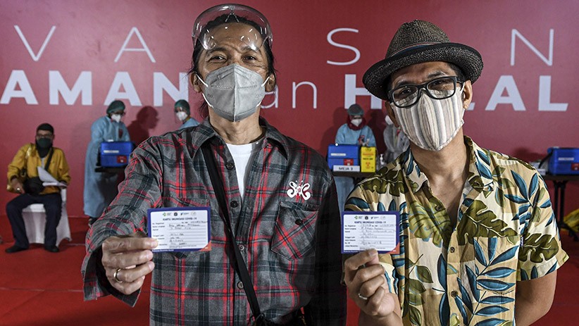 Potret Bimbim, Kaka dan Ridho Slank Disuntik Vaksin Covid-19 - Bagian 1