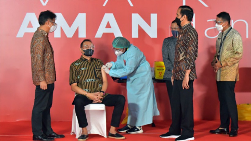 Presiden Jokowi bersama Para Menteri Tinjau Vaksinasi Seniman dan Budayawan - Bagian 1