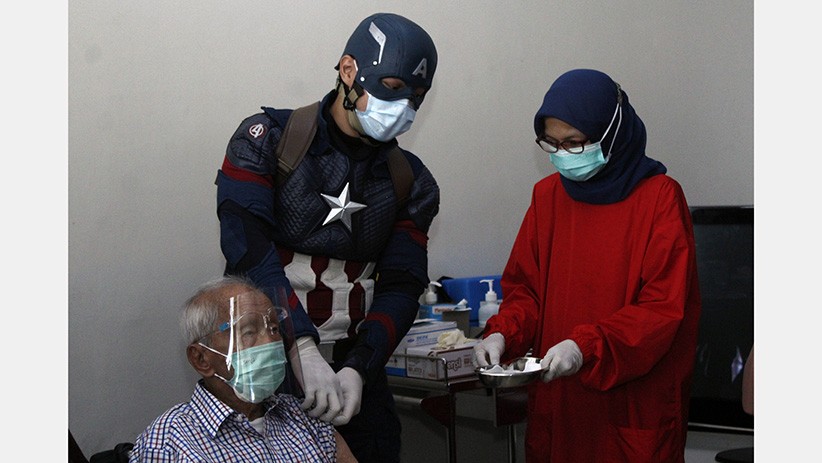 Aksi Captain America Menyuntik Vaksin Covid-19 Lansia 104 Tahun di Bogor - Bagian 2