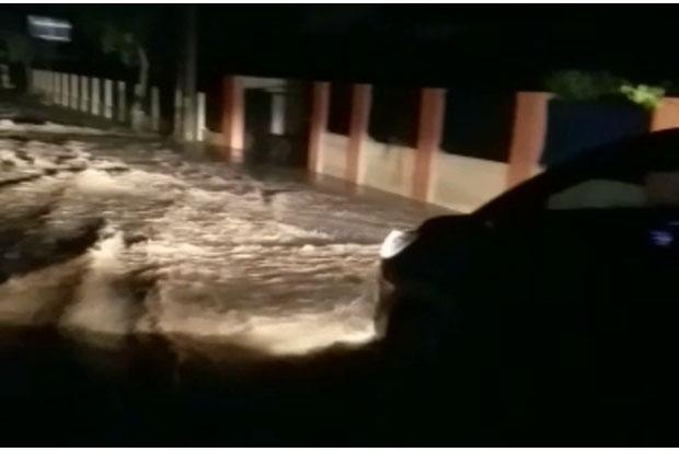 Hujan Deras di Rangkasbitung Sebabkan Banjir, Rusak Jalan dan Genangi Pemukiman