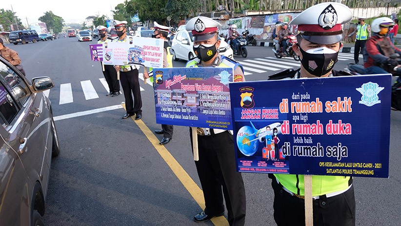 Polantas Kampanye Larangan Mudik dengan Berbagi Takjil dan Masker - Bagian 1