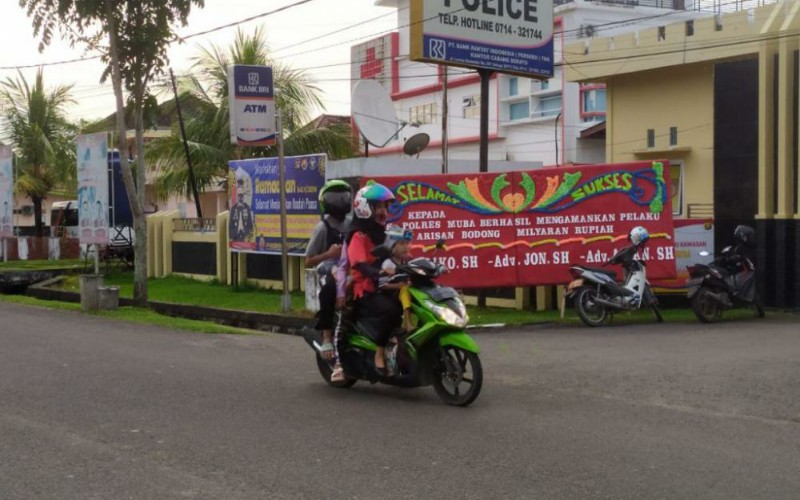 Bidan Cantik Bandar Arisan Ditahan, Polres Muba Dapat Karangan Bunga