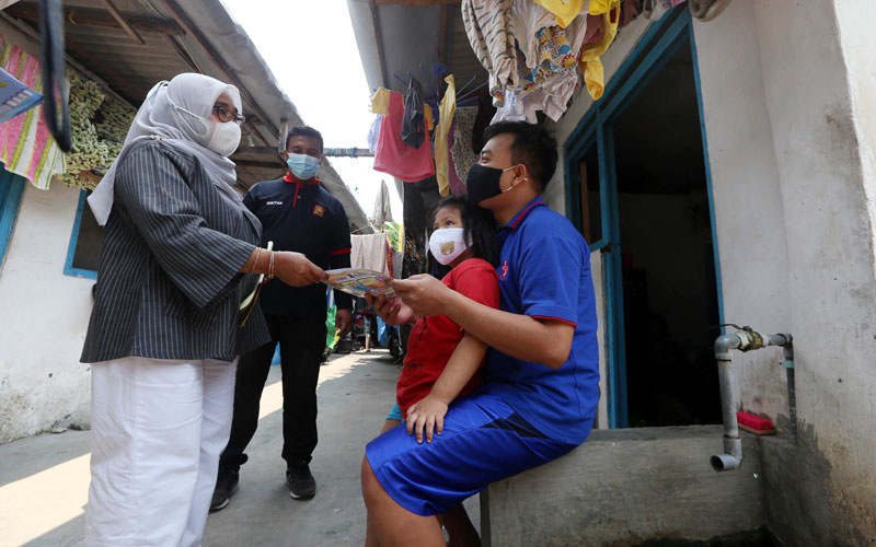 Lurah Pacar Keling Surabaya Keliling Kampung Sosialisasikan Larangan Mudik - Bagian 2