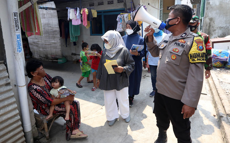 Lurah Pacar Keling Surabaya Keliling Kampung Sosialisasikan Larangan Mudik - Bagian 1
