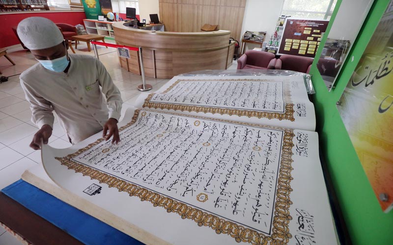  Masih Ditutup untuk Umum, Perawatan Alquran Raksasa di JIC Tetap Dilakukan - Bagian 2