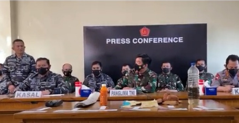 Update Pencarian KRI Nanggala, Ditemukan Serpihan Kapal hingga Alas Salat ABK