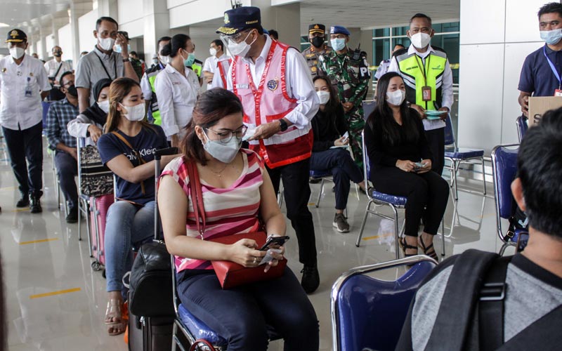 Menhub Budi Karya Pantau Tes GeNose C-19 di Bandara Juanda - Bagian 1