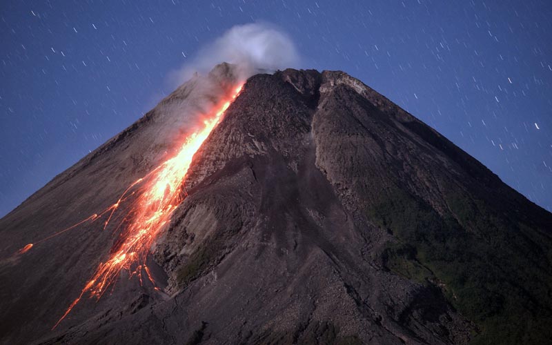 Gunung Merapi Kembali Semburkan Awan Panas dan Lava Pijar - Bagian 1