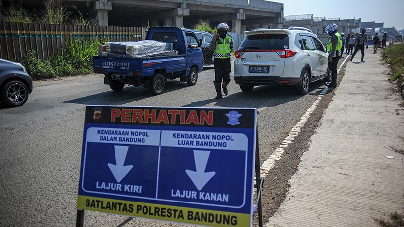 Larangan Mudik, Polisi Sekat Kendaraan di Gerbang Keluar Tol Cileunyi - Bagian 1