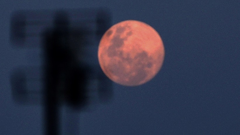 Penampakan Bulan Purnama Merah Muda di Langit Bekasi - Bagian 1