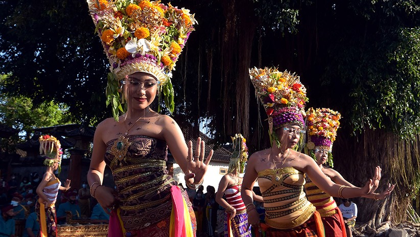 Tarian Sakral Rangkaian Hari Raya Kuningan dengan Protokol Kesehatan - Bagian 2