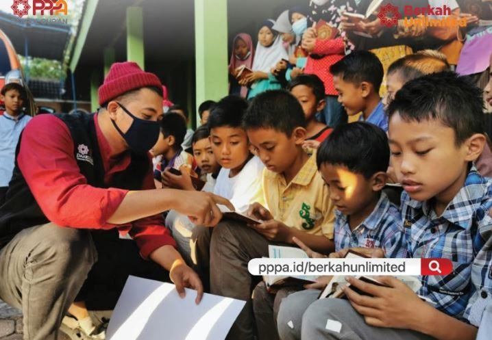 Berbagi Mushaf Al-Qur’an di TPA Nurul Huda Gemolong Sragen