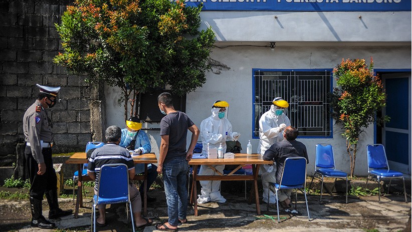 Dicegat Polisi, Pengendara Luar Bandung Rapid Test Antigen di Tol Cileunyi - Bagian 2