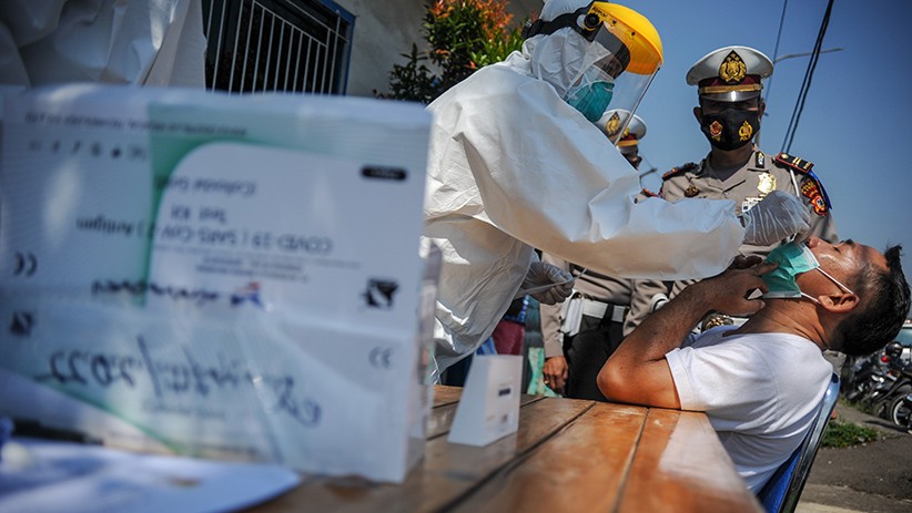 Dicegat Polisi, Pengendara Luar Bandung Rapid Test Antigen di Tol Cileunyi - Bagian 1