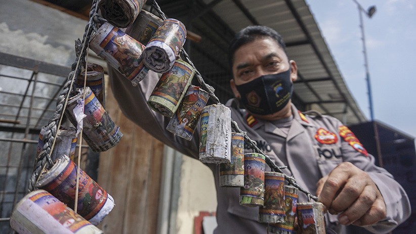 Penampakan Ribuan Petasan Sebesar Gelas Siap Ledak Disita Polisi - Bagian 2