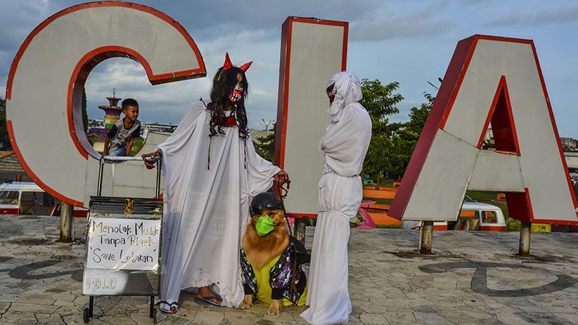 Protes Tempat Wisata Dibuka, Pria Berkostum Hantu Muncul di Alun-Alun Ciamis - Bagian 1