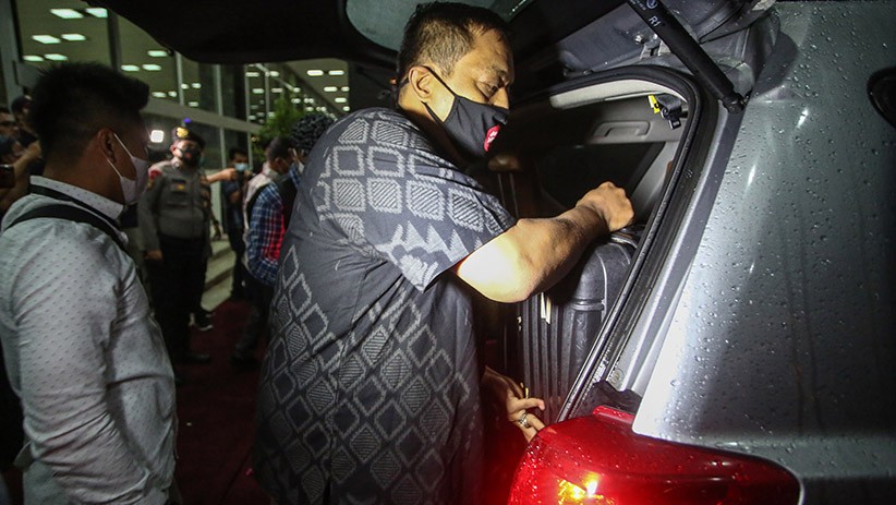 Geledah Ruang Kerja Azis Syamsuddin, KPK Bawa Sejumlah Koper Barang Bukti - Bagian 3
