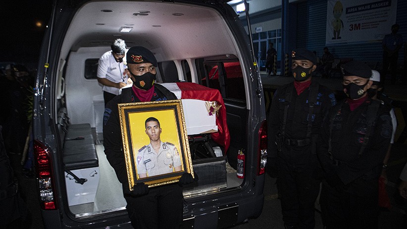 Jenazah Polisi Gugur Ditembak KST Papua Tiba di Palembang - Bagian 3