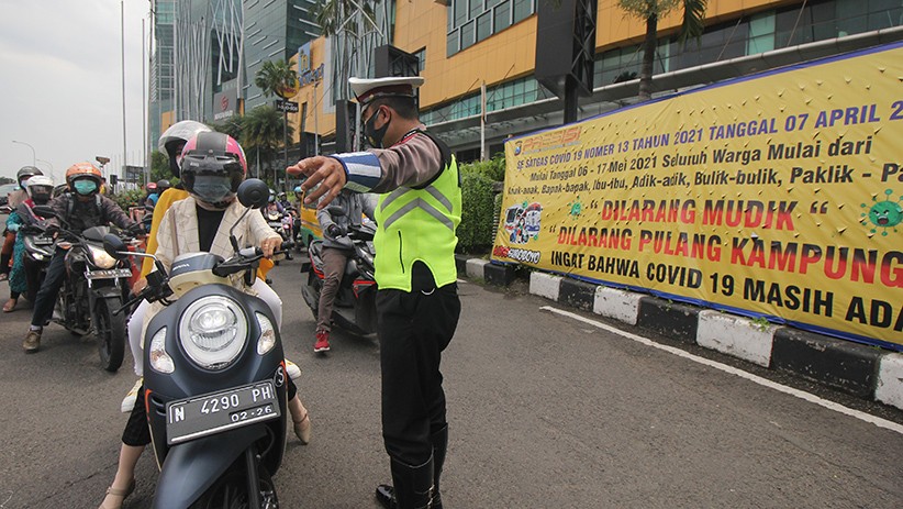 Polda Jatim Simulasi Penyekatan Larangan Mudik - Bagian 1