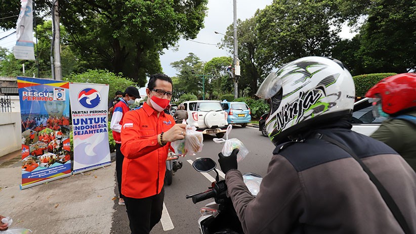 Foto Rescue Perindo Bagikan 400 Bungkus Takjil untuk Pengendara Bermotor - Bagian 1
