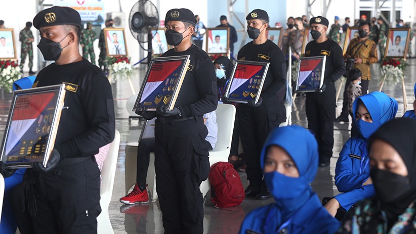 Dipimpin Prabowo, Upacara Kenaikan Pangkat Awak KRI Nanggala Diwarnai Isak Tangis - Bagian 4