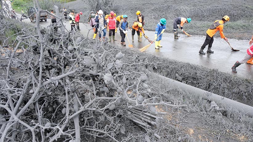 Jalanan Dipenuhi Lumpur Bekas Erupsi Kawah Sileri Dieng Mulai Dibersihkan - Bagian 1
