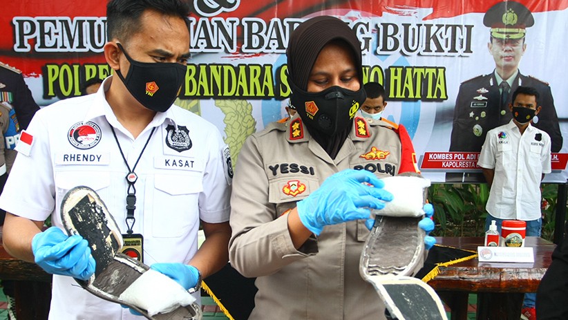 Penumpang Pesawat Selundupkan 500 Gram Sabu di Dalam Sandal - Bagian 2