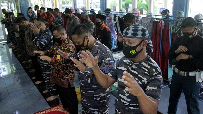 Prajurit TNI AL Salat Gaib Doakan Awak KRI Nanggala - Bagian 1