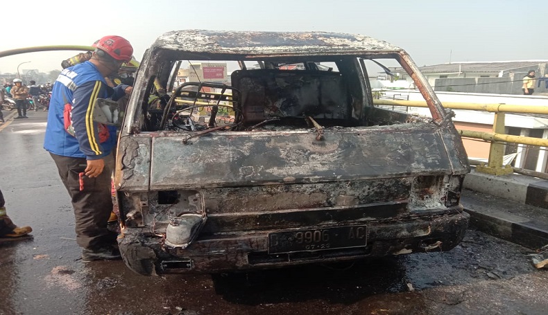 Hindari Emak-emak Bawa Motor, Minibus Tabrak Pembatas dan Terbakar