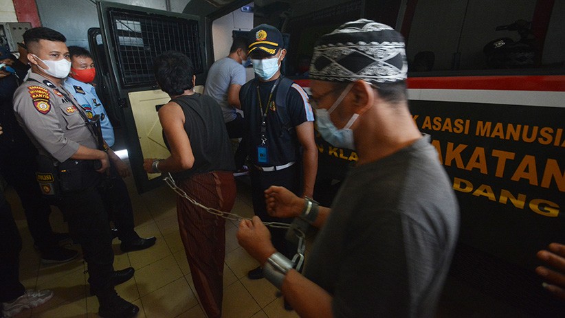 Tangan Dirantai, 8 Napi Berusaha Kabur Dipindahkan ke Lapas Palembang - Bagian 1