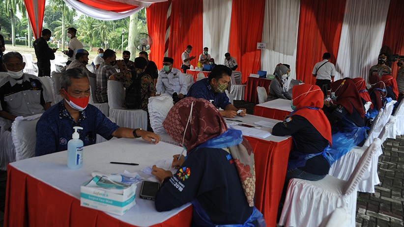 Hari Buruh, Ratusan Pekerja Disuntik Vaksin Covid-19 - Bagian 2