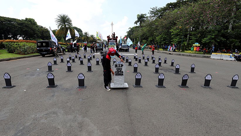 Aksi Hari Buruh 2021 di Jakarta, Massa Bawa Batu Nisan - Bagian 3
