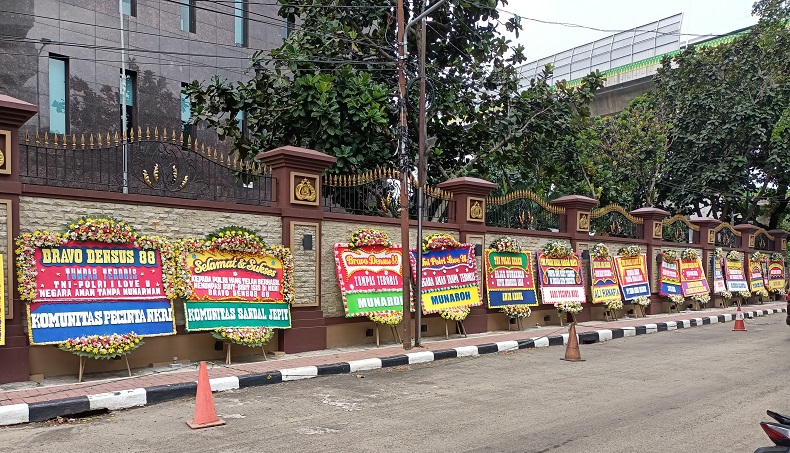  Gara-Gara Menangkap Munarman, Mabes Polri Banjir Karangan Bunga