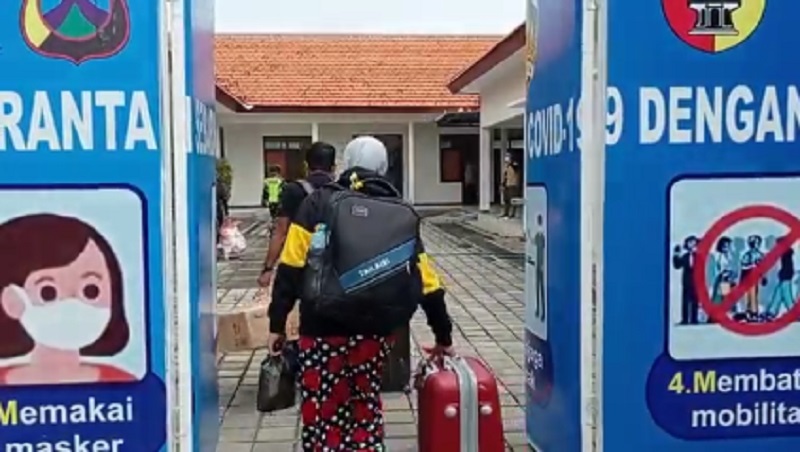 3.636 TKI Jalani Karantina, Khofifah: Alhamdulillah Belum Ada Mutasi Covid-19 