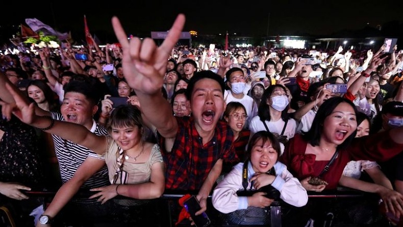 Peringati Hari Buruh, Ribuan Orang Hadiri Konser Musik di Wuhan