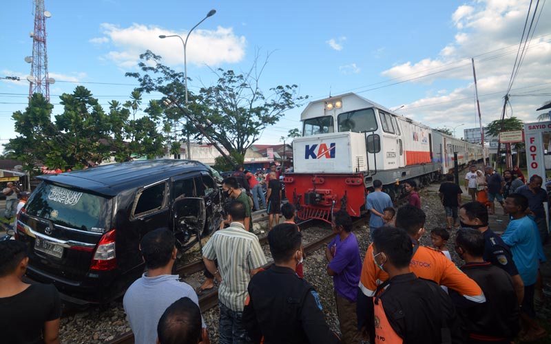 Kecelakaan Perlintasan Sebidang, Satu Minibus Ringsek Dihantam KA Sibinuang - Bagian 1