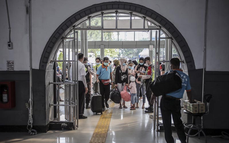Jelang Pemberlakuan Pelarangan Mudik, Jumlah Penumpang KA di Stasiun Pasar Senen Melonjak - Bagian 1
