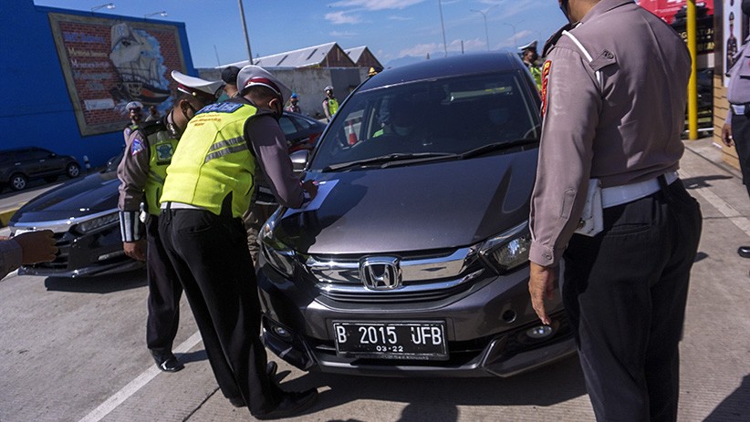 Pengetatan Jalur Pantura, Polisi Periksa Mobil Pribadi hingga Truk - Bagian 3